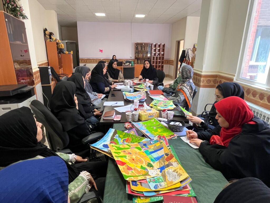 جلسه آموزشی مربیان آزاد هنری نقاشی و سفال