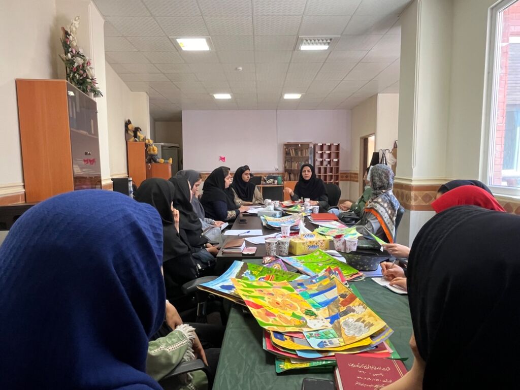 مربیان جلسه آموزشی مربیان آزاد هنری نقاشی و سفال