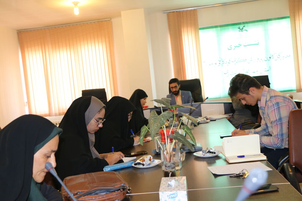 نشست خبری مدیر کانون استان چهارمحال و بختیاری 1403 نشست خبری مدیر با اصحاب رسانه با موضوع فعالیتهای تابستانی کانون انجام شد