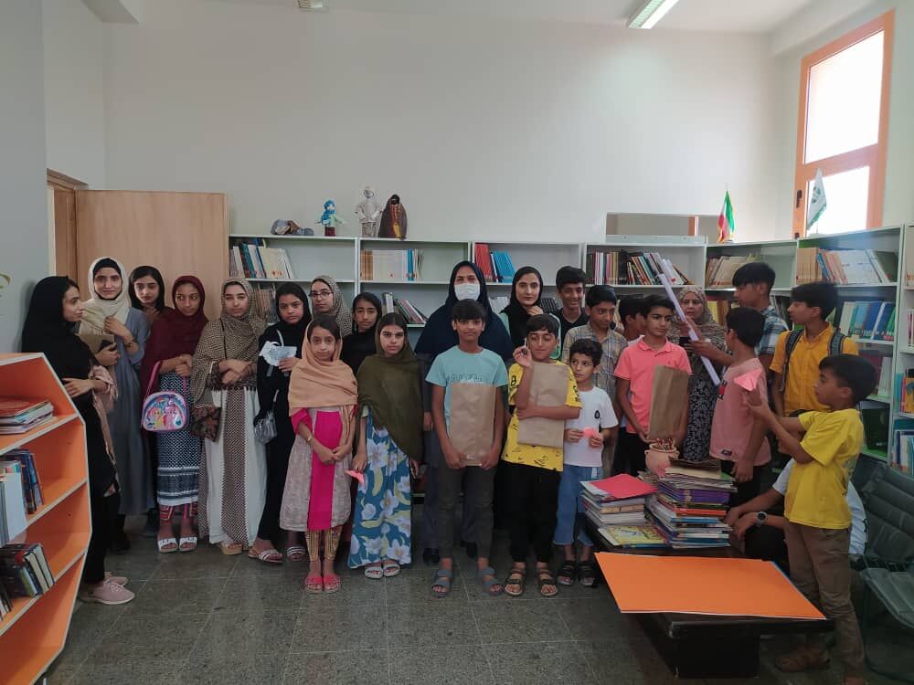 مربی کتابخانه پستی بندرعباس سفیر دانایی کودکان و نوجوانان روستایی مربی کتابخانه پستی بندرعباس سفیر دانایی کودکان و نوجوانان روستایی