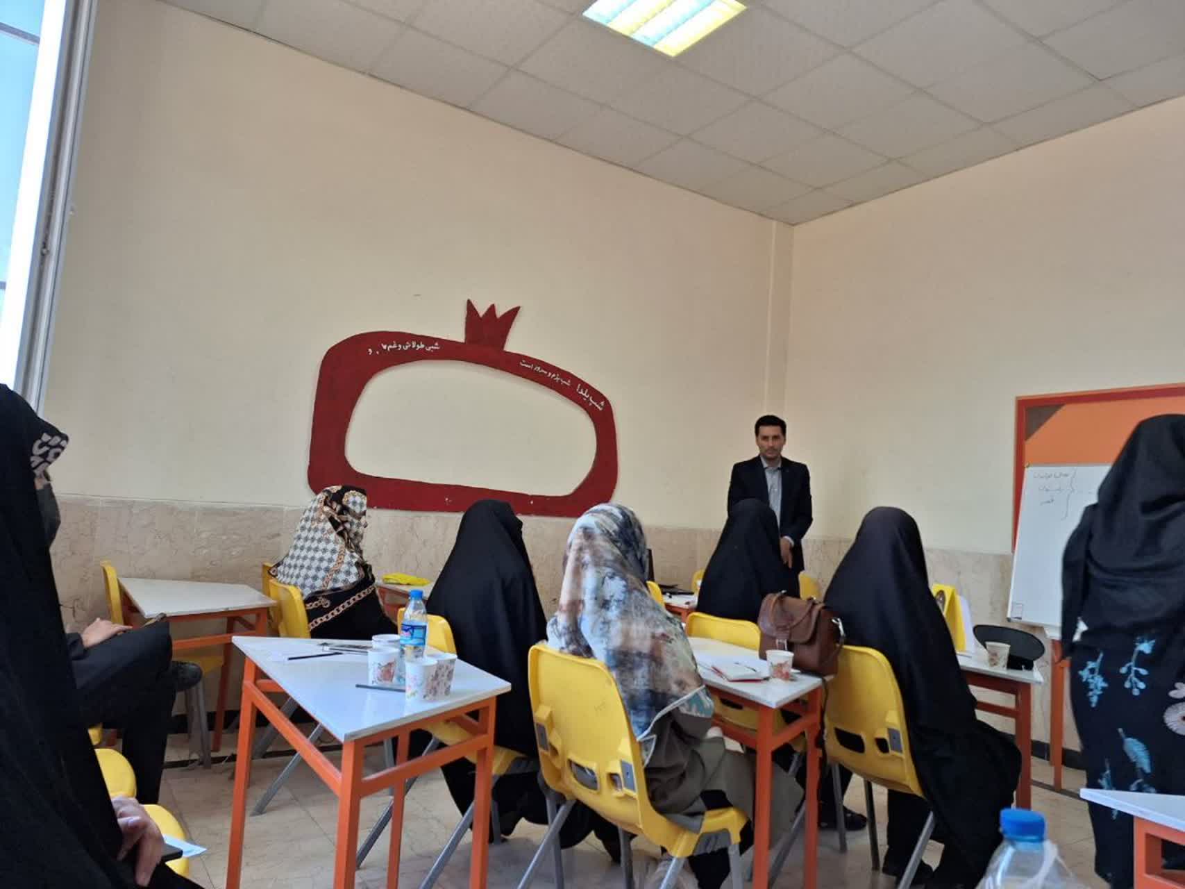 نشست تربیتی خانواده با حضور دکتر روانشناس کانون کرمانشاه