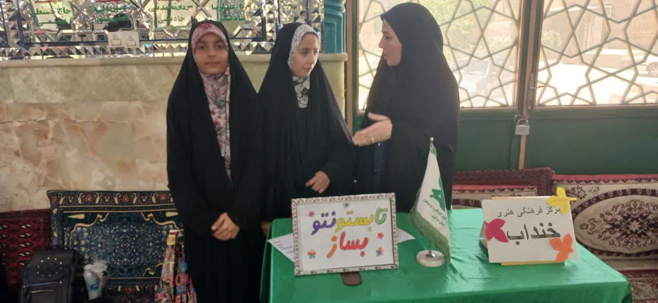برپایی میز خدمت کانون پرورش فکری استان مرکزی در حاشیه نماز جمعه 