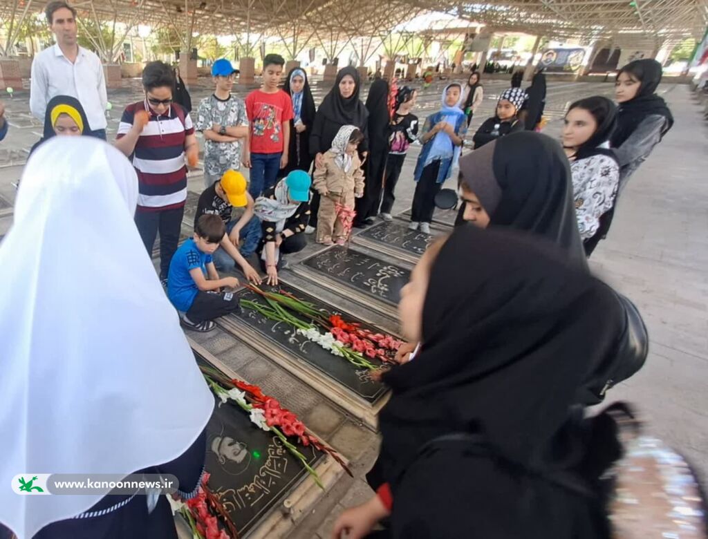 ادای احترام کودکان و نوجوانان به مقام شهید آیتالله آلهاشم ادای احترام جمعی از کودکان و نوجوانان تبریز نسبت به مقام والای شهید آیت الله آل هاشم