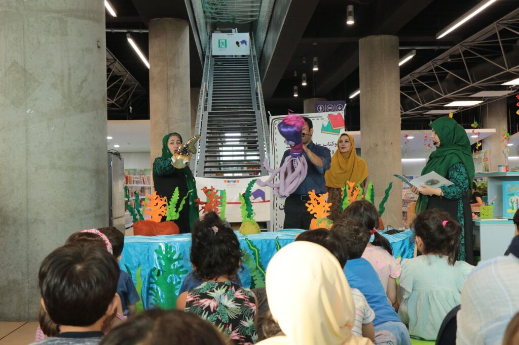 نمایش «ماهی رنگینکمان» در باغ کتاب تهران اجرا شد