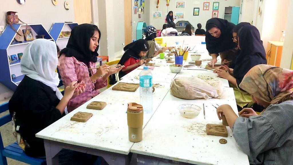 کارگاه کتیبه سازی برگزاری کارگاه کتیبهسازی سفال در مجتمع آفرینش بندرعباس