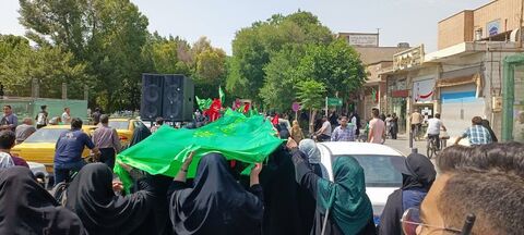 برنامه های فرهنگی ، هنری و ادبی کانون استان اصفهان به همراه حمل پرچم سبز در مسیر پیاده روی عید غدیر .