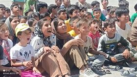 ارمغان لبخند برای کودکان و نوجوانان زلزله‌زده کاشمر با تماشاخانه سیار