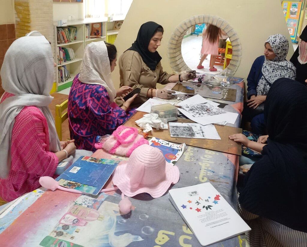 image-20240626074923-2.jpeg تجربه جالب ورک شاپ چاپ روی شیشه برای والدین و اعضای مرکز ۳۸ استان تهران