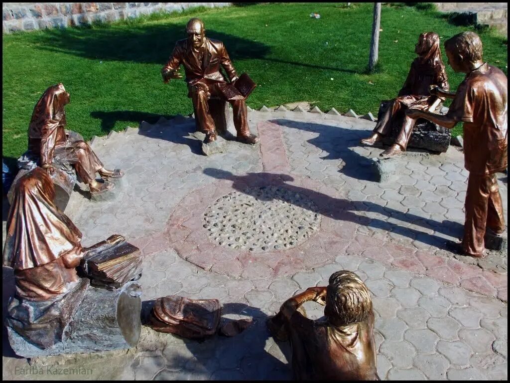 آذر یزدی خیلی بینیاز بود