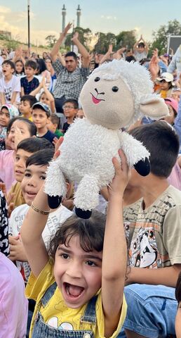 استقبال بی نظیر کودکان و نوجوانان و همشهریان زنجان از برنامه کودکانه مل‌مل و حسین رفیعی در روز غدیر خم( روز اول)