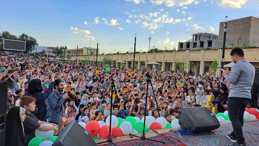 استقبال بی نظیر کودکان و نوجوانان و همشهریان زنجان از برنامه کودکانه ململ و حسین رفیعی در روز غدیر خم( روز اول) اجرای برنامه «مل مل» و حسین اکبری در کنار کودکان زنجانی