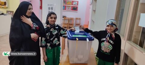 حضور کودکان و نوجوانان پای صندوق های رای