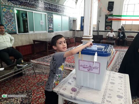 حضور کودکان و نوجوانان پای صندوق های رای