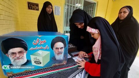 حضور کودکان و نوجوانان پای صندوق های رای