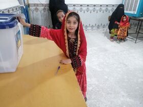 کودکان و رای اولی‌های سیستان و بلوچستانی در مراکز کانون رای خود را به صندوق انداختند
