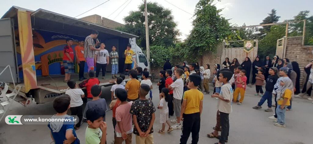کامیونت نمایش سیار کانون در خدمت کودکان گالیکش