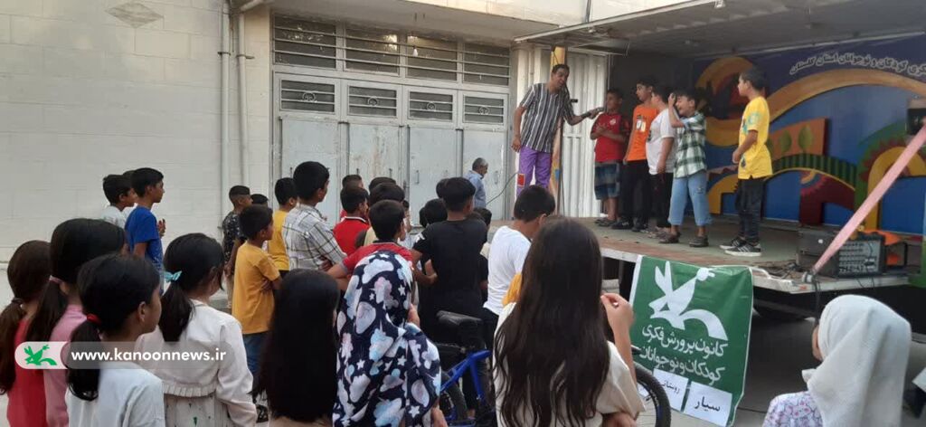 کامیونت نمایش سیار کانون در خدمت کودکان گالیکش