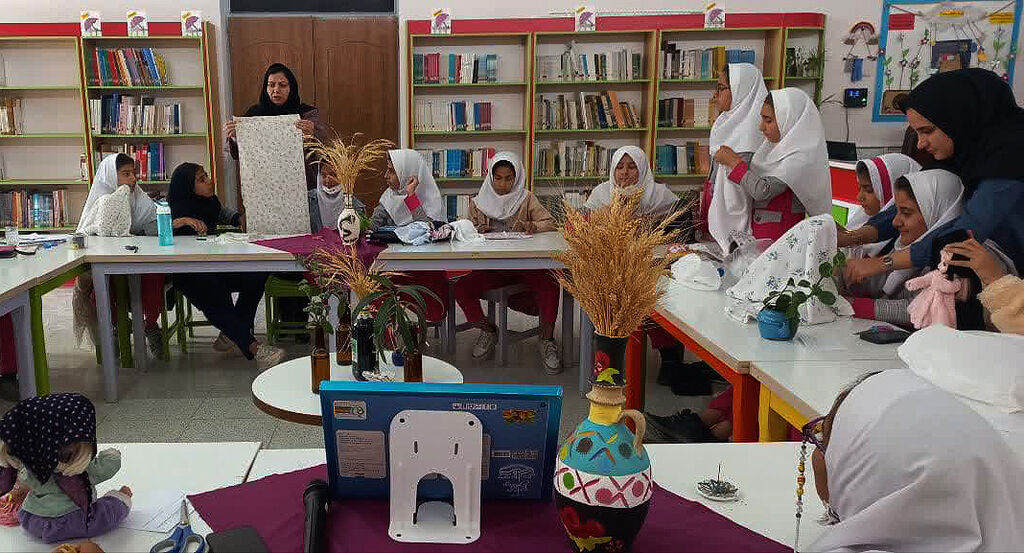 کودکان کانونی برای عروسکهایشان چادر دوختند