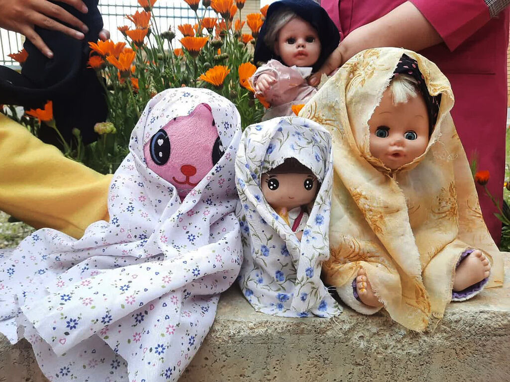 کودکان کانونی برای عروسک‌هایشان چادر دوختند