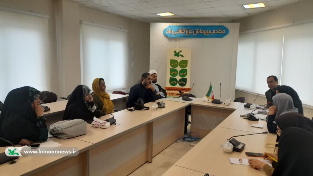 نشست با حلقههای مردمی در مجتمع فرهنگی هنری گرگان نشست با حلقههای مردمی در مجتمع فرهنگی هنری گرگان