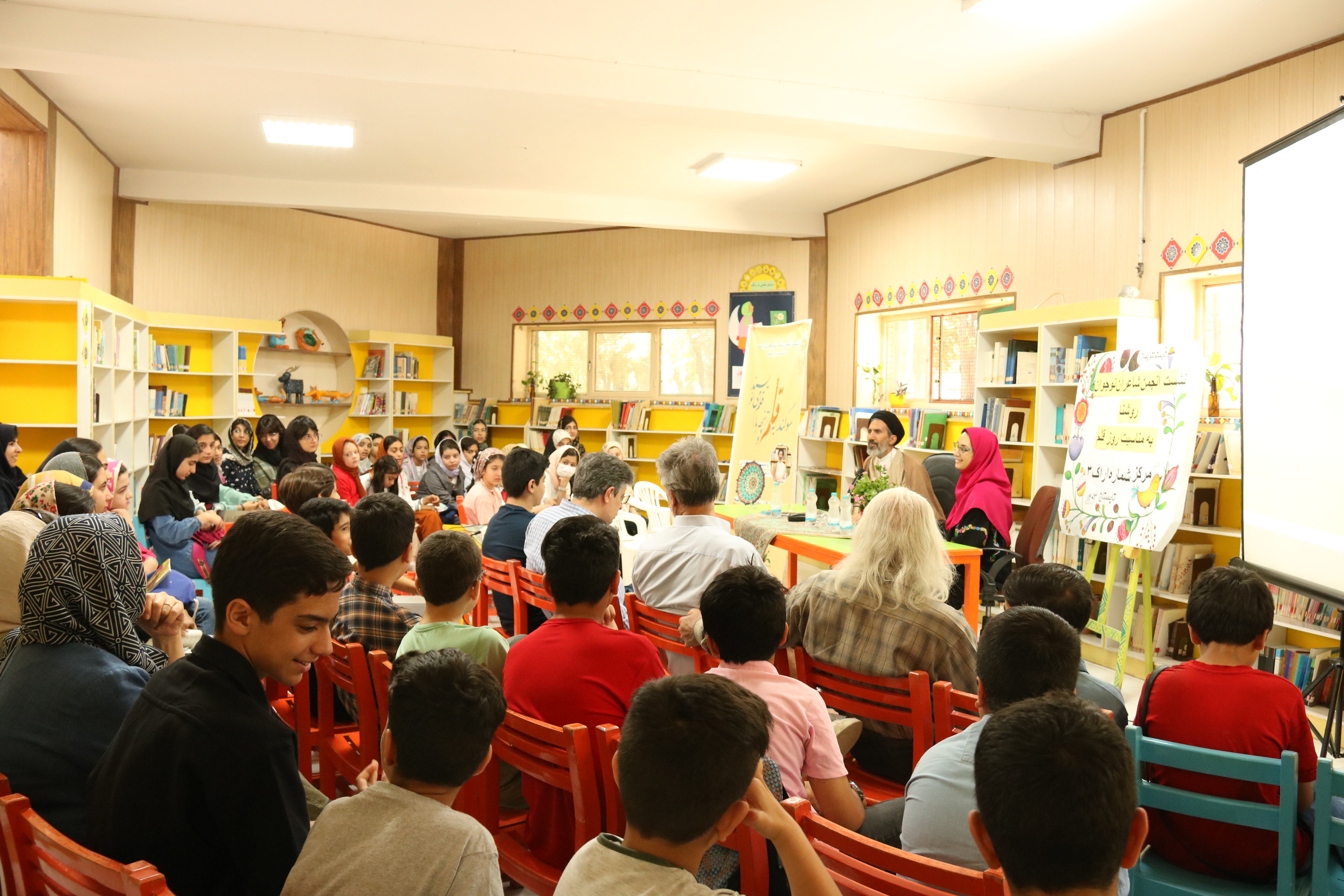 انجمن شاعران نوجوان روشنا میزبان محمد مهاجرانی شد