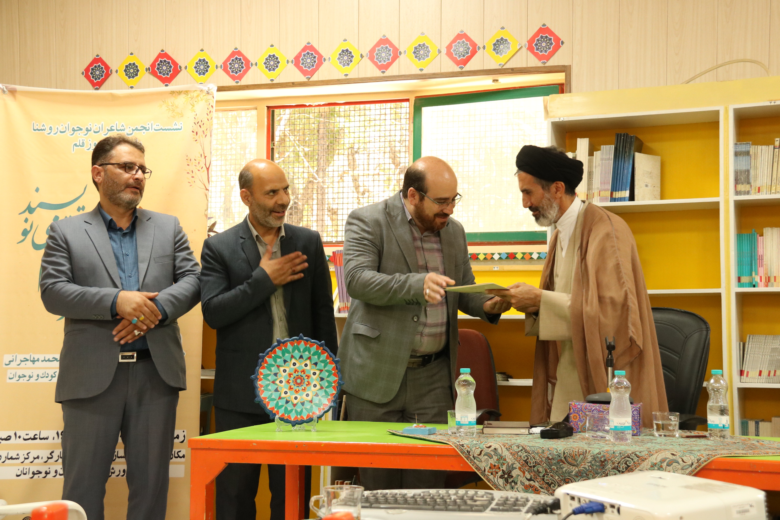 انجمن شاعران نوجوان روشنا میزبان محمد مهاجرانی شد