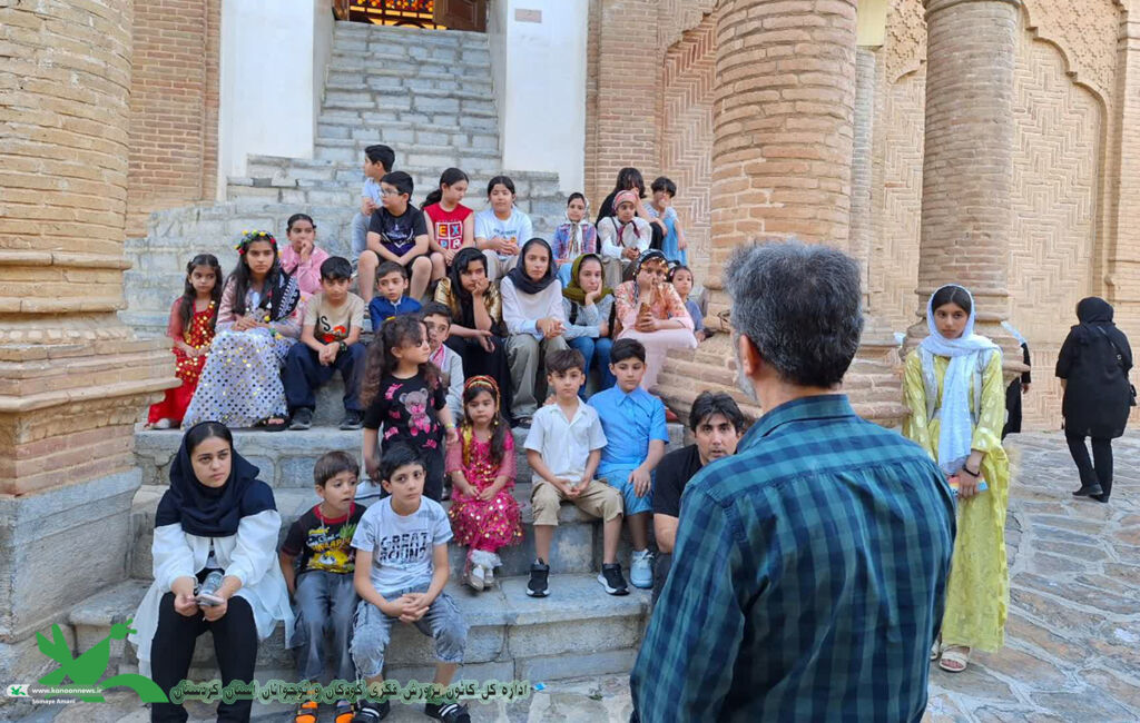 حضور اعضاء مراکز الگوی تربیتی کردستان در بنای تاریخی عمارت خسروآباد