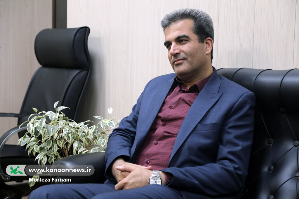 تقدیر از علیرضا مرادیان لوح سپاس معاون توسعه و مدیریت منابع کانون پرورش فکری کودکان و نوجوانان به مرادیان تقدیم شد