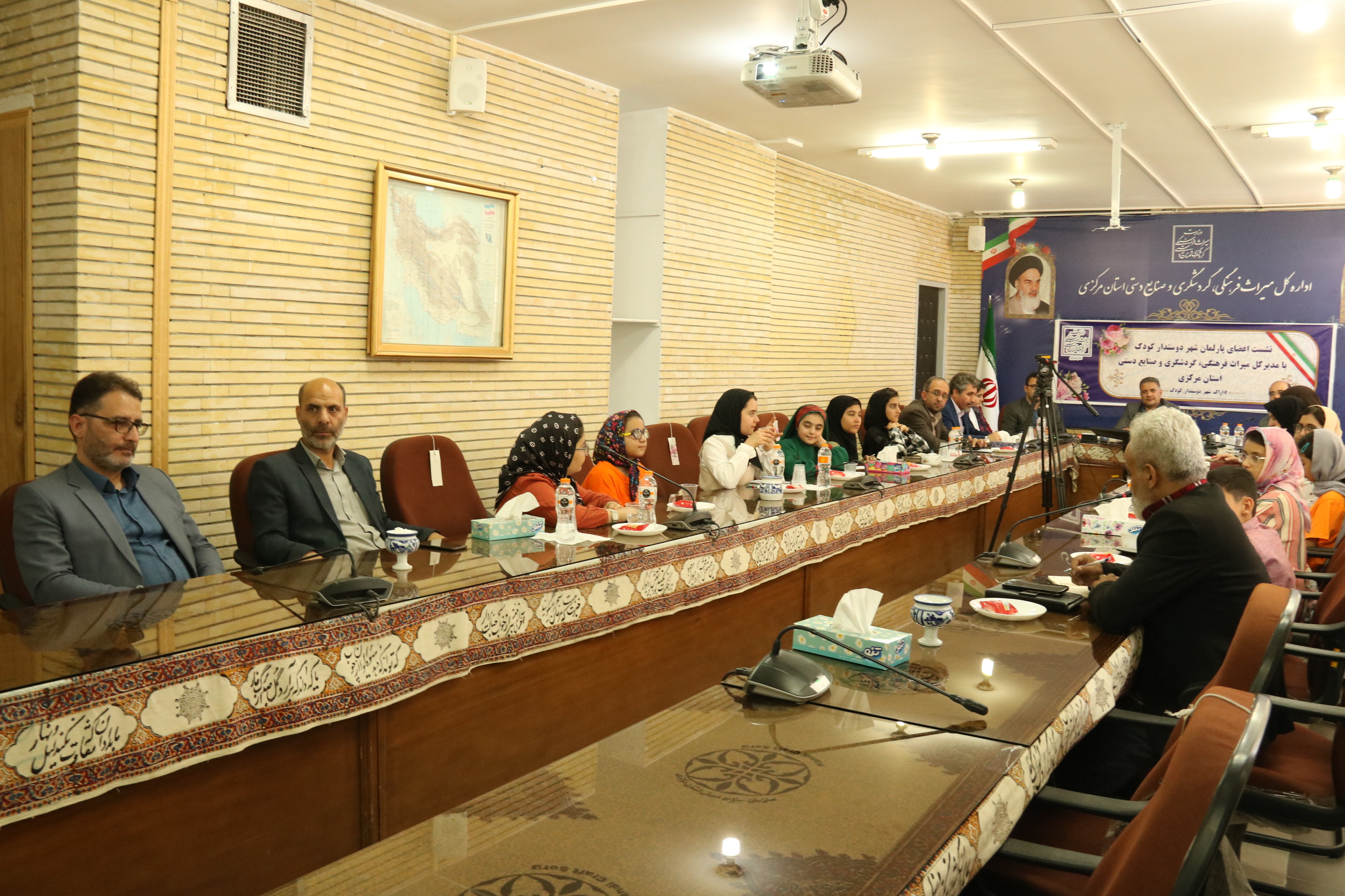 نشست اعضای پارلمان کودک کانون با مدیرکل میراث‌فرهنگی استان مرکزی