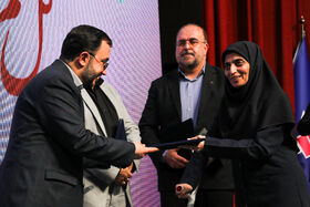 برنامه شعرخوانی عاشورایی و رونمایی از کتاب «گل کم تحمل است» برگزار شد