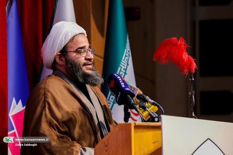 برنامه شعرخوانی عاشورایی و رونمایی از کتاب «گل کم تحمل است» برگزار می‌شود