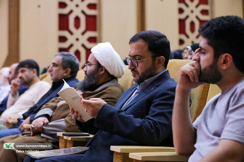 برنامه شعرخوانی عاشورایی و رونمایی از کتاب «گل کم تحمل است» برگزار می‌شود