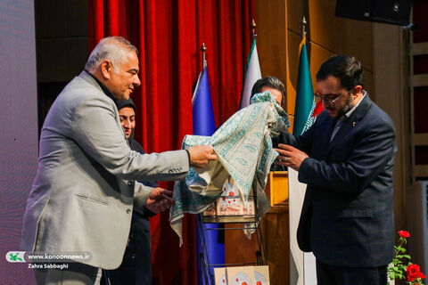 برنامه شعرخوانی عاشورایی و رونمایی از کتاب «گل کم تحمل است» برگزار می‌شود