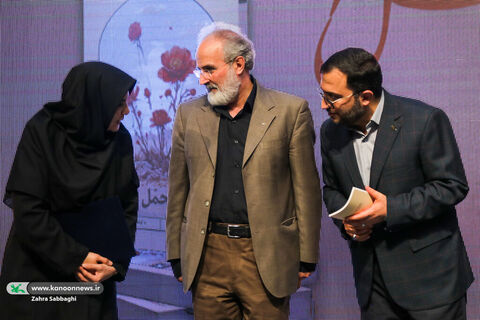 برنامه شعرخوانی عاشورایی و رونمایی از کتاب «گل کم تحمل است» برگزار می‌شود