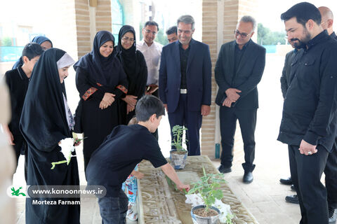 ادای احترام به آذریزدی