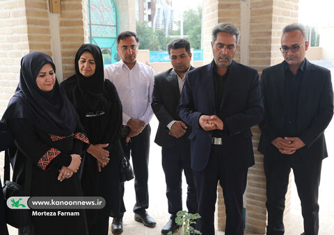 ادای احترام به آذریزدی