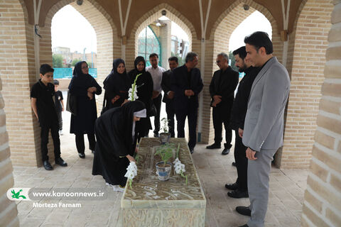 ادای احترام به آذریزدی