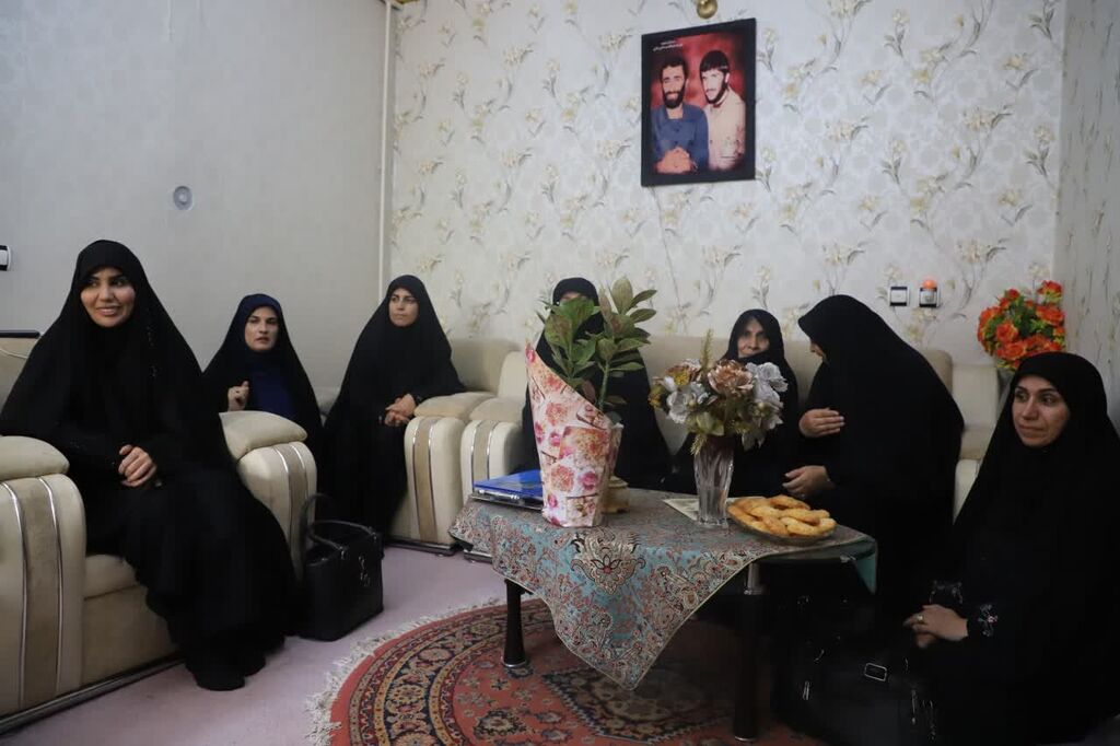 اهدای کتاب " غوره غوره عسل زنبوره" به خانواده شهید ابولقاسم