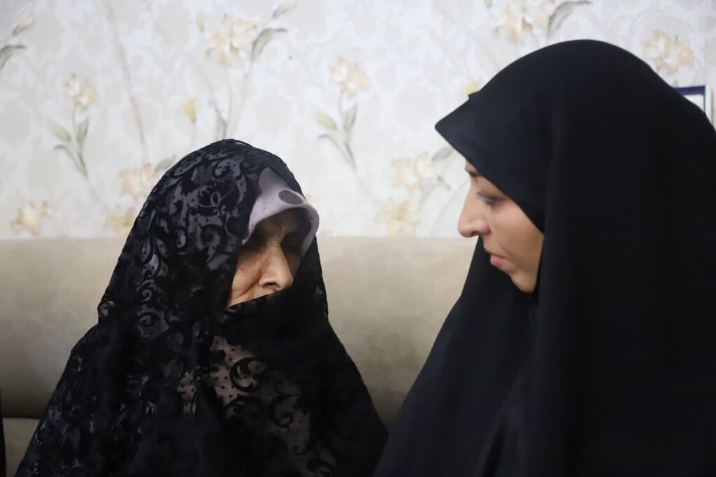 اهدای کتاب " غوره غوره عسل زنبوره" به خانواده شهید ابولقاسم