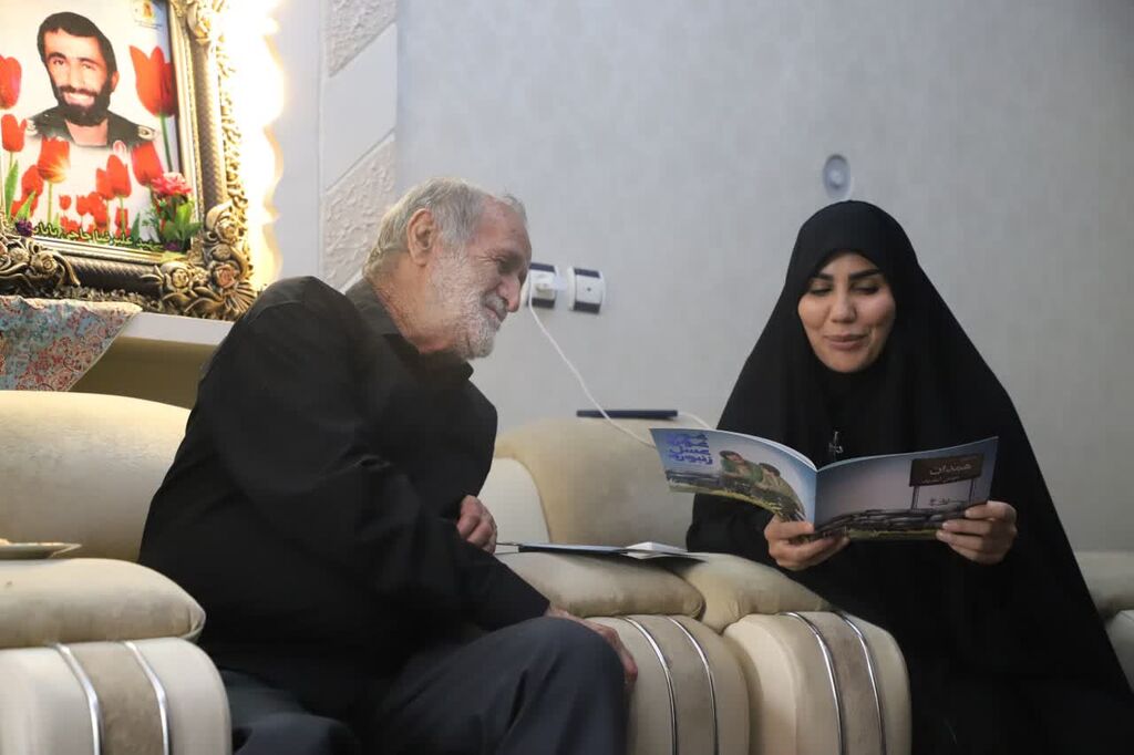 اهدای کتاب " غوره غوره عسل زنبوره" به خانواده شهید ابولقاسم