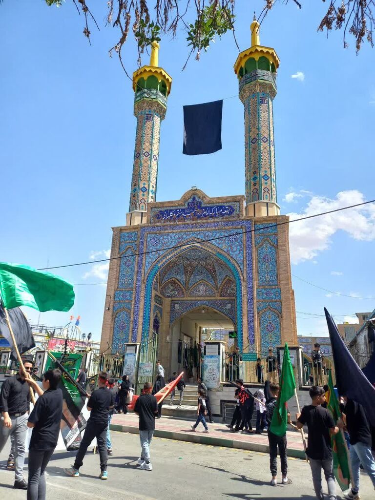 "احلی منالعسل" با اعضای مرکز سنقر در صحن امامزاده احمد