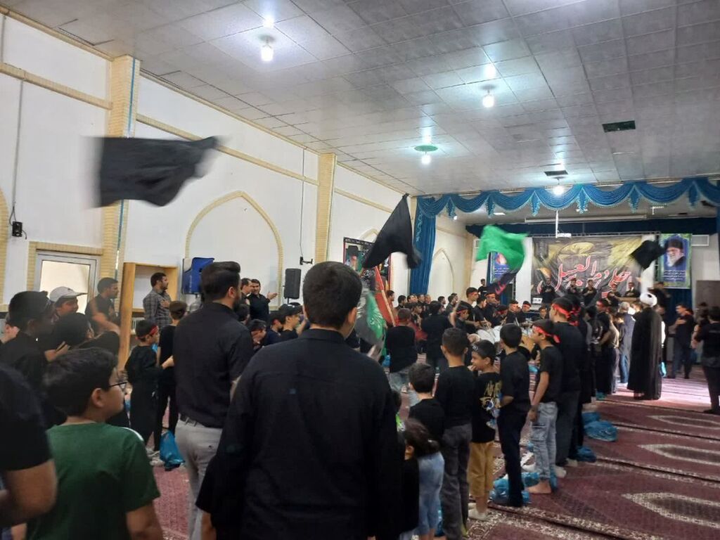 "احلی من‌العسل" با اعضای مرکز سنقر در صحن امام‌زاده احمد