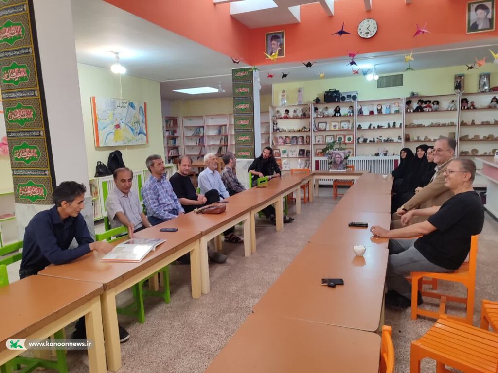 اهدای عکس مربی بازنشسته کانون توسط اعضای قدیمی به همسرشان