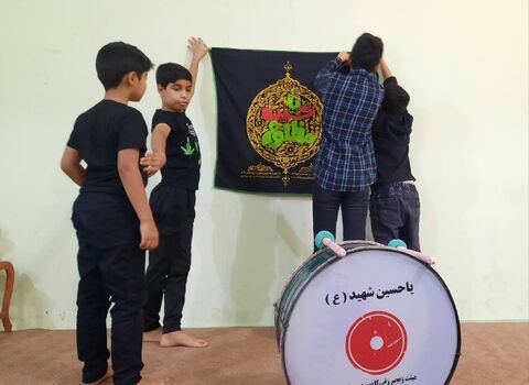 همزمان با فرارسیدن دهه اول محرم، کودکان و نوجوانان در مراکز کانون پرورش فکری استان فارس، با برگزاری مراسم عزاداری، به یاد امامحسین (ع) و یاران وفادارش سوگواری کردند.