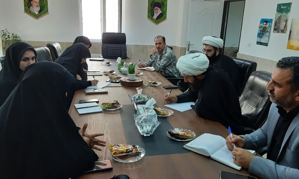 جلسه با مسئولان ستاد نماز جمعه کرج برگزاری نشست مدیرکل و کارشناسان کانون و مسئولان  ستاد برگزاری نماز جمعه کرج