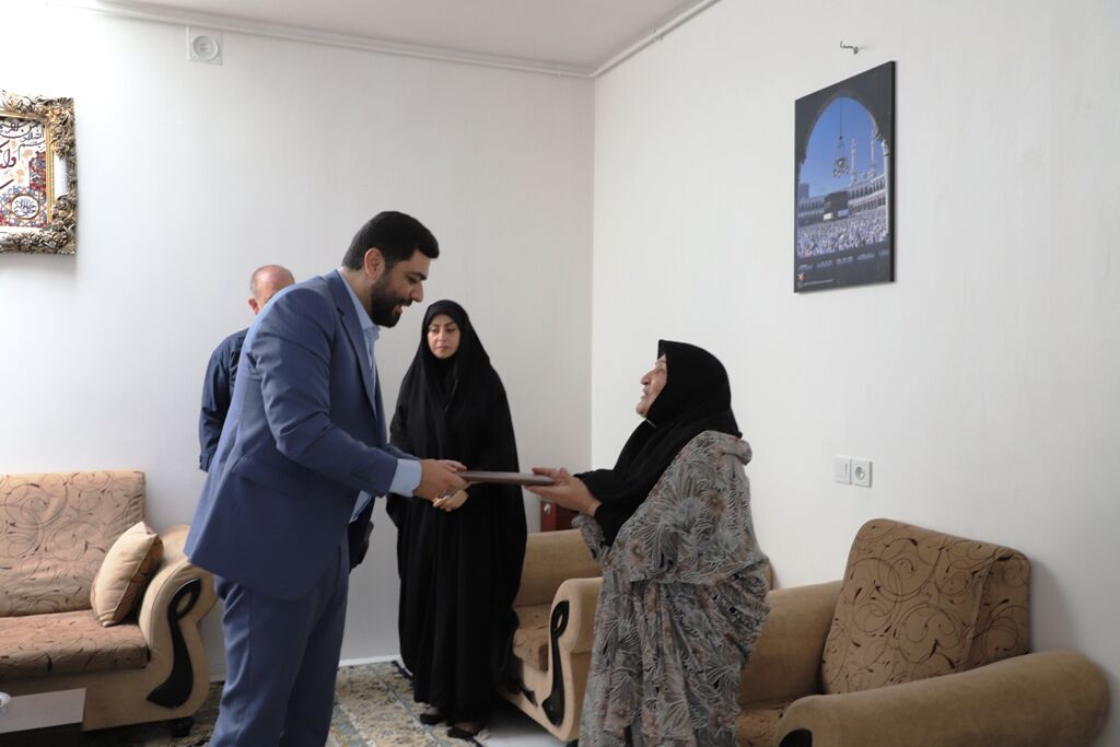دیدار مدیرکل و کارکنان کانون استان قزوین با مادر شهید دفاع مقدس