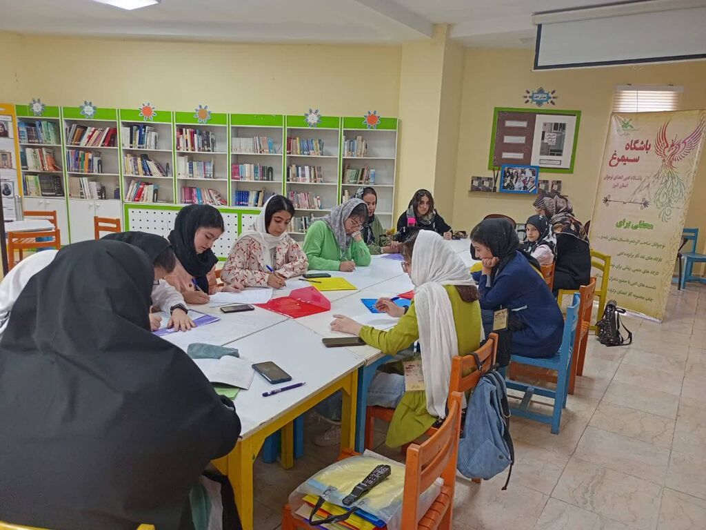  دومین نشست باشگاه ادبی«سیمرغ» در کرج برگزار شد
