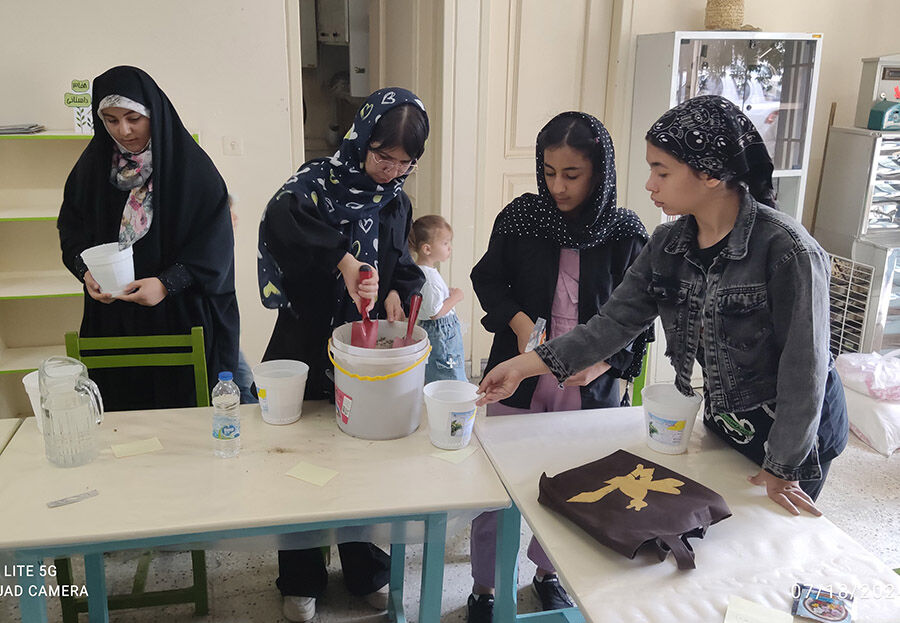 نبض رویش در گلدان تابستان/ اجرای پویش گلدان من در مرکز شمارهی یک مشگینشهر