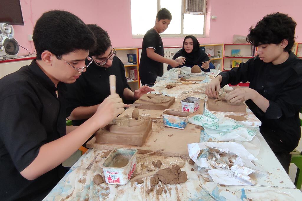 نمادهای عاشورایی خلاقانه در ورکشاپ سفالگری قم