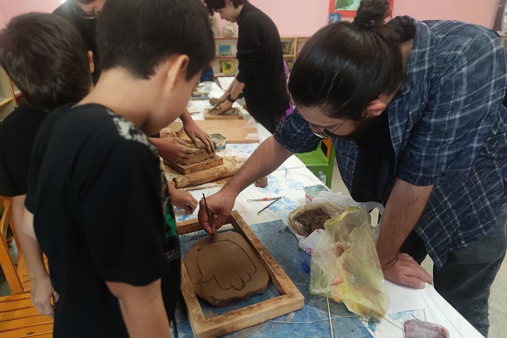 نمادهای عاشورایی خلاقانه در ورکشاپ سفالگری قم